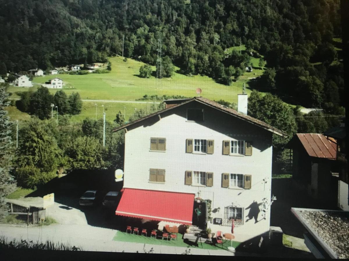 Alte Post Mit Geschichte Und Restaurant Daire Tavanasa Dış mekan fotoğraf