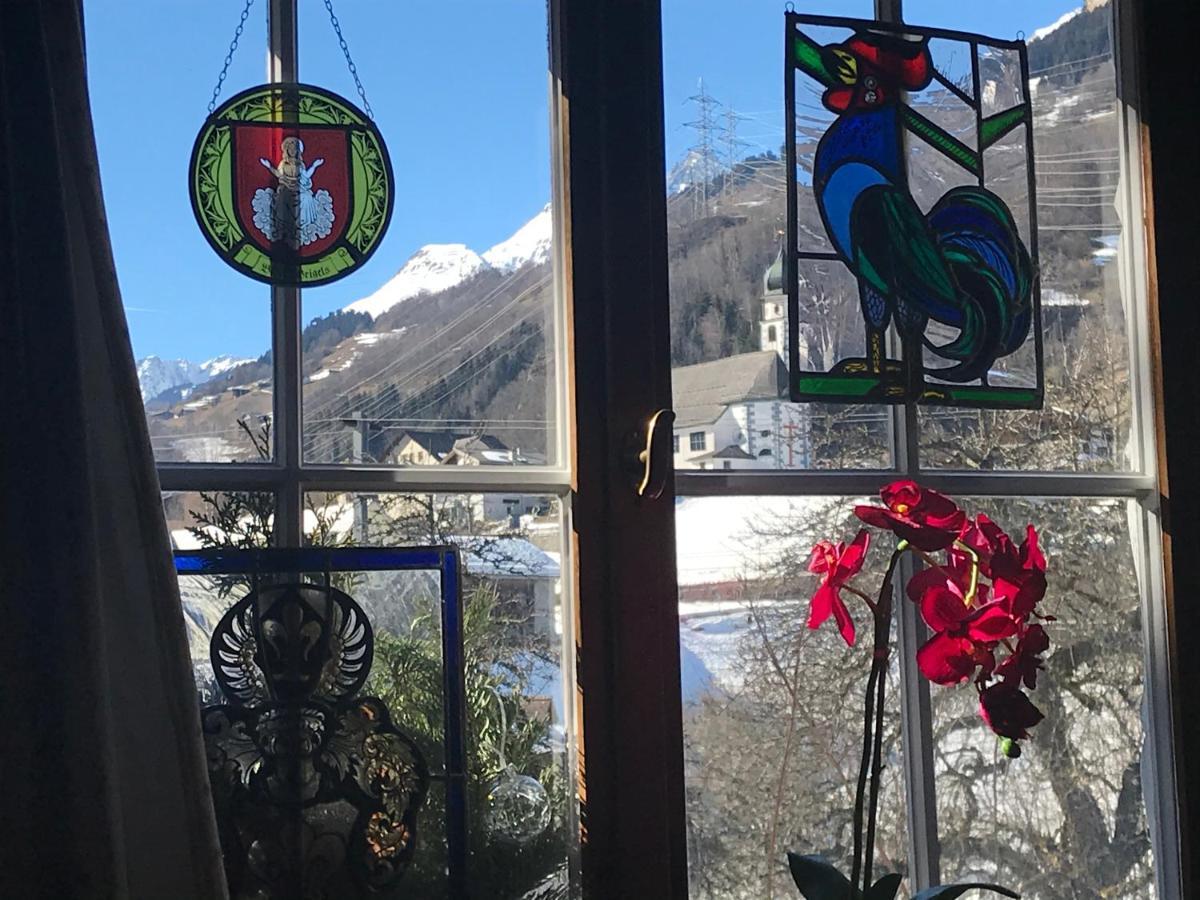 Alte Post Mit Geschichte Und Restaurant Daire Tavanasa Dış mekan fotoğraf