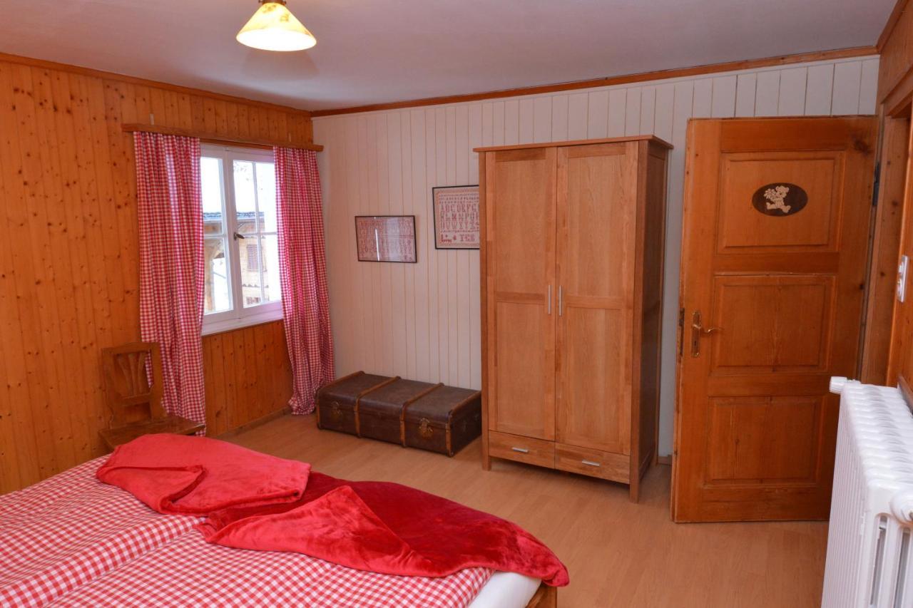 Alte Post Mit Geschichte Und Restaurant Daire Tavanasa Dış mekan fotoğraf